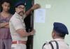 नामजद अभियुक्त के घर पुलिस ने चिपकाया इश्तिहार, हाजिर नहीं होने पर होगी कुर्की-जब्ती