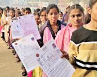 बिहार बोर्ड इंटर परीक्षा की शुरुआत हंगामे के साथ: गेट बंद, नंगे पांव परीक्षा, हिजाब हटवाने पर विवाद