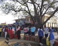 बिहटा में गैस सिलेंडर के लिए उमड़ी भीड़, 200 मीटर लंबी लाइन में घंटों इंतजार