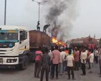 गिरिडीह में भीषण सड़क हादसा: तीन ट्रकों की टक्कर के बाद लगी आग, चालक-उपचालक जिंदा जले