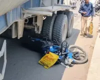 तेज रफ्तार ट्रेलर ने ली युवक की जान, मुआवजे की मांग को लेकर घंटों सड़क जाम