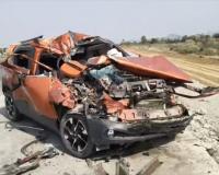 औरंगाबाद में भीषण सड़क हादसा: ट्रक में घुसी कार, दो युवकों की मौत, तीन की हालत नाजुक