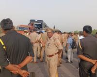 उन्नाव एक्सप्रेस-वे पर भीषण हादसा, डबल डेकर बस पलटी; दरोगा और कैदी समेत 6 की मौत