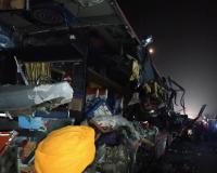 औरंगाबाद में पर्यटक बस और ट्रक की भीषण टक्कर, तीन श्रद्धालुओं की मौत, 20 घायल