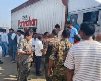 एनएच-19 पर तेज रफ्तार कंटेनर की टक्कर से देवर-भाभी समेत तीन घायल