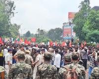 पटना में छात्रों के राजभवन मार्च से पहले बवाल, पुलिस लाठीचार्ज और वाटर कैनन से प्रदर्शनकारियों को रोका