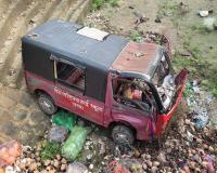 औरंगाबाद में स्कूल वैन नहर में गिरी, 13 बच्चे घायल; 3 की हालत गंभीर, चालक फरार