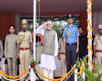 दुमका में राज्यपाल संतोष कुमार गंगवार ने फहराया तिरंगा, युवाओं के सुरक्षित रोजगार पर दिया जोर