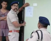 नामजद अभियुक्त के घर पुलिस ने चिपकाया इश्तिहार, हाजिर नहीं होने पर होगी कुर्की-जब्ती