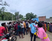 20 दिनों से ट्रांसफार्मर खराब, महादलित टोला के लोगों का फूटा आक्रोश; चार घंटे सड़क जाम