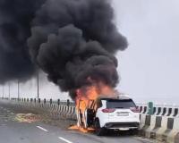 पटना: जेपी गंगा पथ पर चलती कार में लगी भीषण आग, चार दमकल गाड़ियों ने पाया काबू