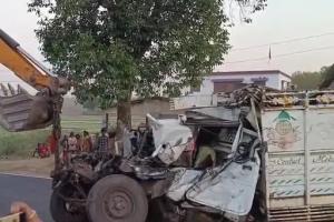 हजारीबाग में पिकअप वैन और ट्रक की टक्कर, दो महिलाओं की मौत, छह घायल