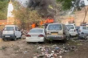 पलामू: शहर थाना परिसर में लगी भीषण आग, जब्त गाड़ियां जलकर खाक