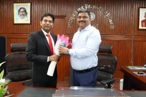 अभिजीत सिन्हा ने संभाला दुमका के उपायुक्त का पद, आंजनेयुलु दोड्डे ने सौंपा कार्यभार