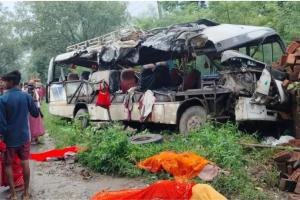 देवघर: ट्रक से टकराई कांवड़ियों से भरी बस, 5 की मौत, 23 घायल