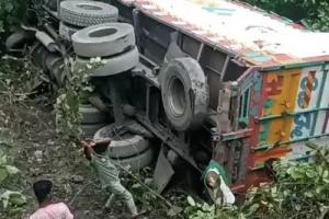 कोडरमा : घाटी में कंटेनर ने रौंदे चार लोग, नाबालिग समेत तीन की मौत, एक गंभीर