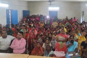 जीविका दीदियों के खाते में पहुँचे 10 हजार रुपये, महिलाओं के चेहरे खिले