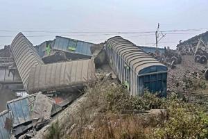 जमुई में बड़ा रेल हादसा: जसीडीह–झाझा रेलखंड पर सीमेंट लदी मालगाड़ी बेपटरी 16 डिब्बे पटरी से उतरे, 3 नदी में गिरे