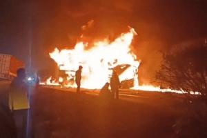 कर्नाटक के चित्रदुर्ग में स्लीपर बस में लगी आग में 10 लोग जिंदा जले, कई झुलसे