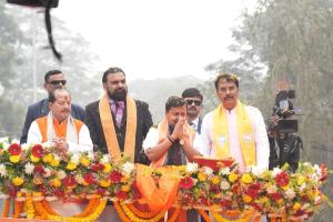 पटना में नितिन नवीन का भव्य रोड शो, बुलडोजर से बरसे फूल