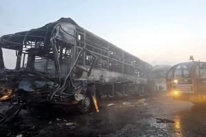  भीषण हादसा: कोहरे में 8 बसें व 3 कारें टकराईं, आग में जलकर 13 की मौत