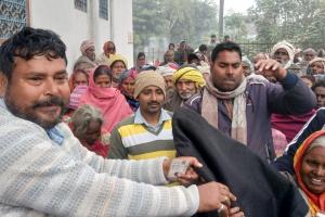  विशेष ग्राम सभा का आयोजन में गरीब व असहाय लोगों के बीच मुखिया ने किया कंबल वितरण  