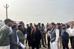 निर्माणाधीन ओरा ट्रामा सेंटर निरीक्षण में डीएम सख्त, समय पर निर्माण और उच्च गुणवत्ता सुनिश्चित करने के निर्देश