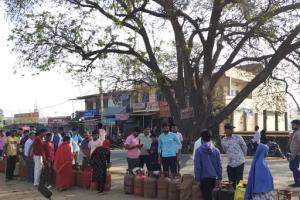 बिहटा में गैस सिलेंडर के लिए उमड़ी भीड़, 200 मीटर लंबी लाइन में घंटों इंतजार