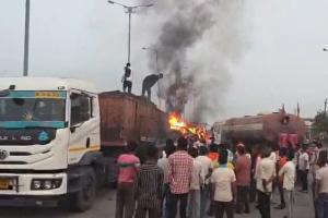 गिरिडीह में भीषण सड़क हादसा: तीन ट्रकों की टक्कर के बाद लगी आग, चालक-उपचालक जिंदा जले