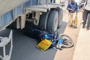 तेज रफ्तार ट्रेलर ने ली युवक की जान, मुआवजे की मांग को लेकर घंटों सड़क जाम