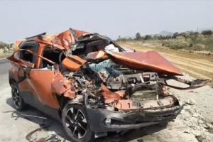 औरंगाबाद में भीषण सड़क हादसा: ट्रक में घुसी कार, दो युवकों की मौत, तीन की हालत नाजुक