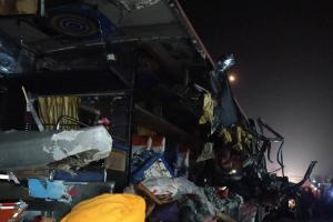 औरंगाबाद में पर्यटक बस और ट्रक की भीषण टक्कर, तीन श्रद्धालुओं की मौत, 20 घायल