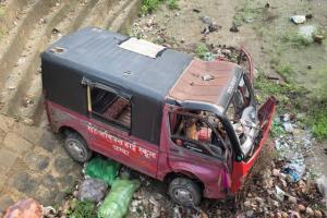 औरंगाबाद में स्कूल वैन नहर में गिरी, 13 बच्चे घायल; 3 की हालत गंभीर, चालक फरार