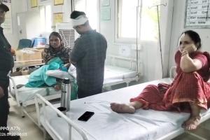 दिल्ली से इलाज कर लौट रहे परिवार की कार ट्रेलर से टकराई, नवजात समेत पांच घायल