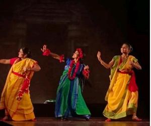 पटना में ‘रक्तकरवी’ का प्रभावशाली मंचन, नंदनी बनीं रत्ना पाल