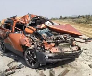 औरंगाबाद में भीषण सड़क हादसा: ट्रक में घुसी कार, दो युवकों की मौत, तीन की हालत नाजुक