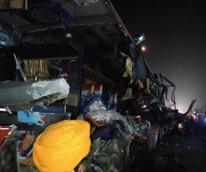 औरंगाबाद में पर्यटक बस और ट्रक की भीषण टक्कर, तीन श्रद्धालुओं की मौत, 20 घायल