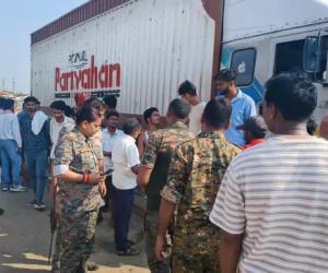 एनएच-19 पर तेज रफ्तार कंटेनर की टक्कर से देवर-भाभी समेत तीन घायल