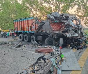 हाईवा और ट्रक की आमने-सामने की टक्कर में चालक की मौत, दो गंभीर घायल