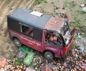 औरंगाबाद में स्कूल वैन नहर में गिरी, 13 बच्चे घायल; 3 की हालत गंभीर, चालक फरार